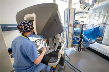 //www.haltonhealthcare.on.ca/_im/gdfile/sgfi85111/sgfi85111/350/350/23094830-_mt29010.jpg