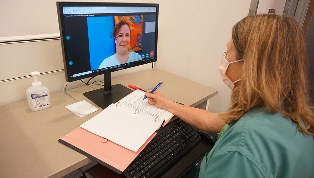 /site_files/content/annual-report/2022/respond/respond-staff-with-patient-on-computer.jpg